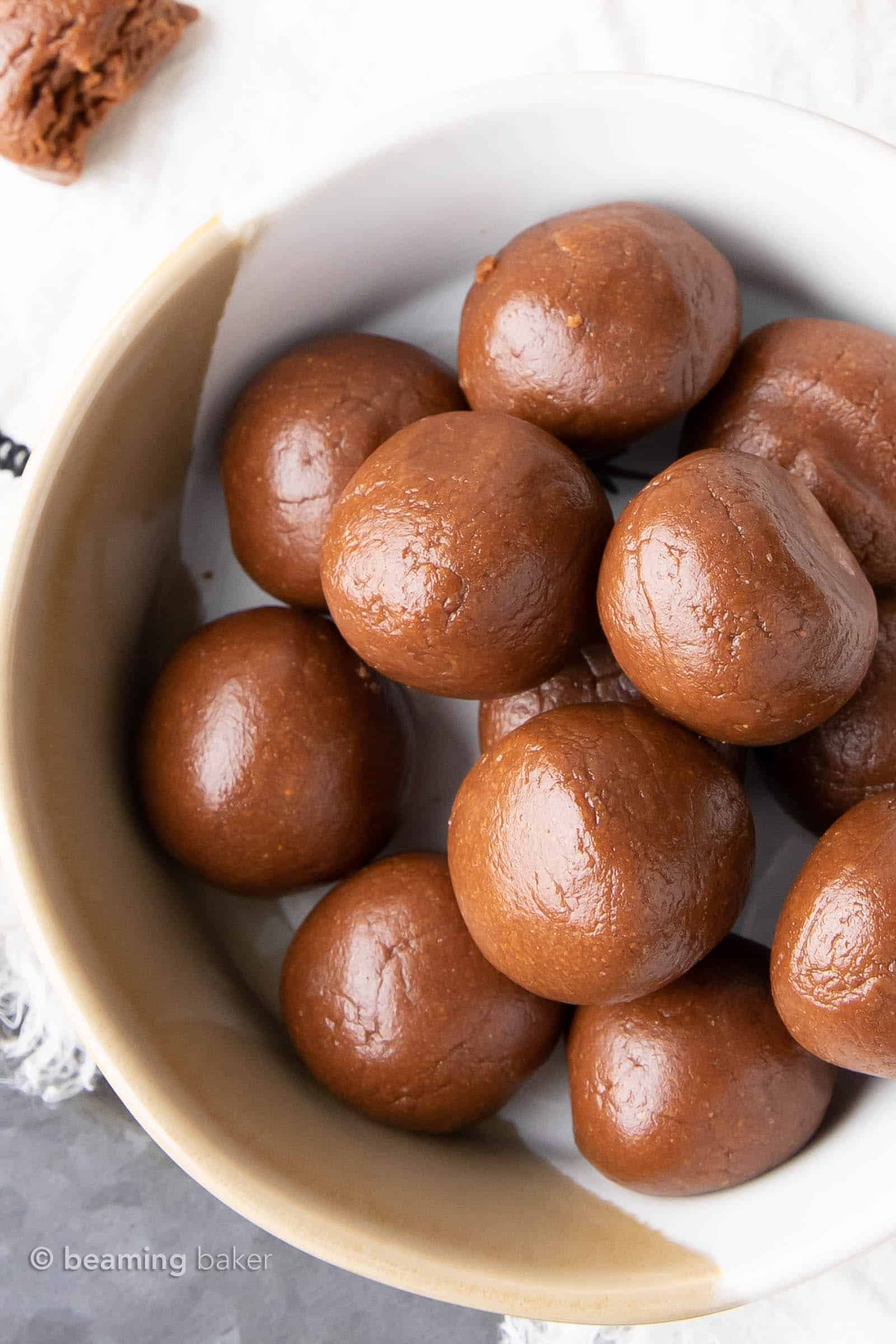 Keto Balls: just 4 ingredients for delicious chocolate keto peanut butter balls. Easy to make, ready in minutes and no bake! #Keto #PeanutButter #KetoBalls #NoBake | Recipe at BeamingBaker.com