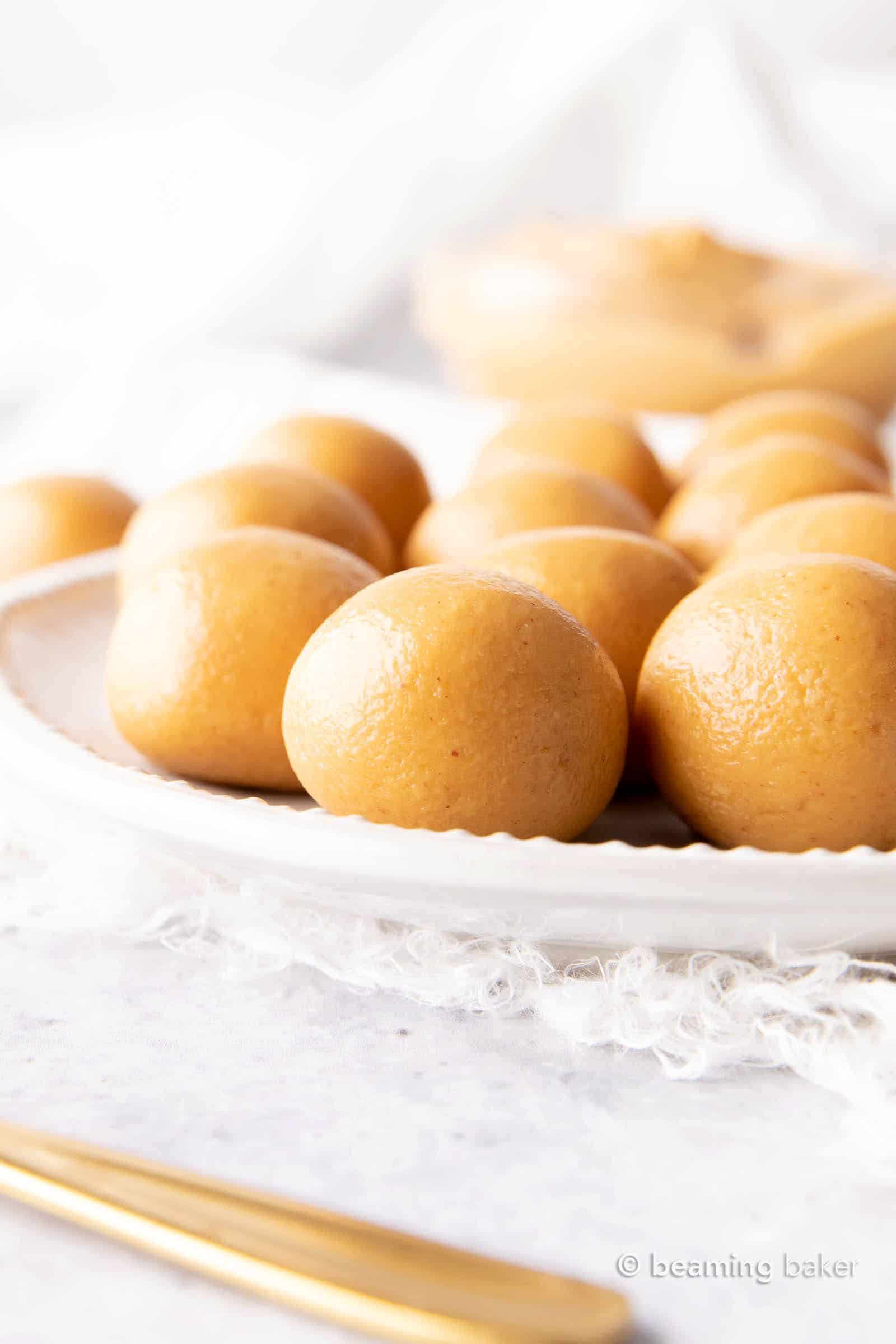 No Bake Peanut Butter Balls: just 3 ingredients for the best peanut butter bites—no bake, easy to make, simple & healthy ingredients. Soft and delicious no bake peanut butter balls. Vegan. #NoBake #PeanutButter #NoBakeBalls #NoBakeBites | Recipe at BeamingBaker.com