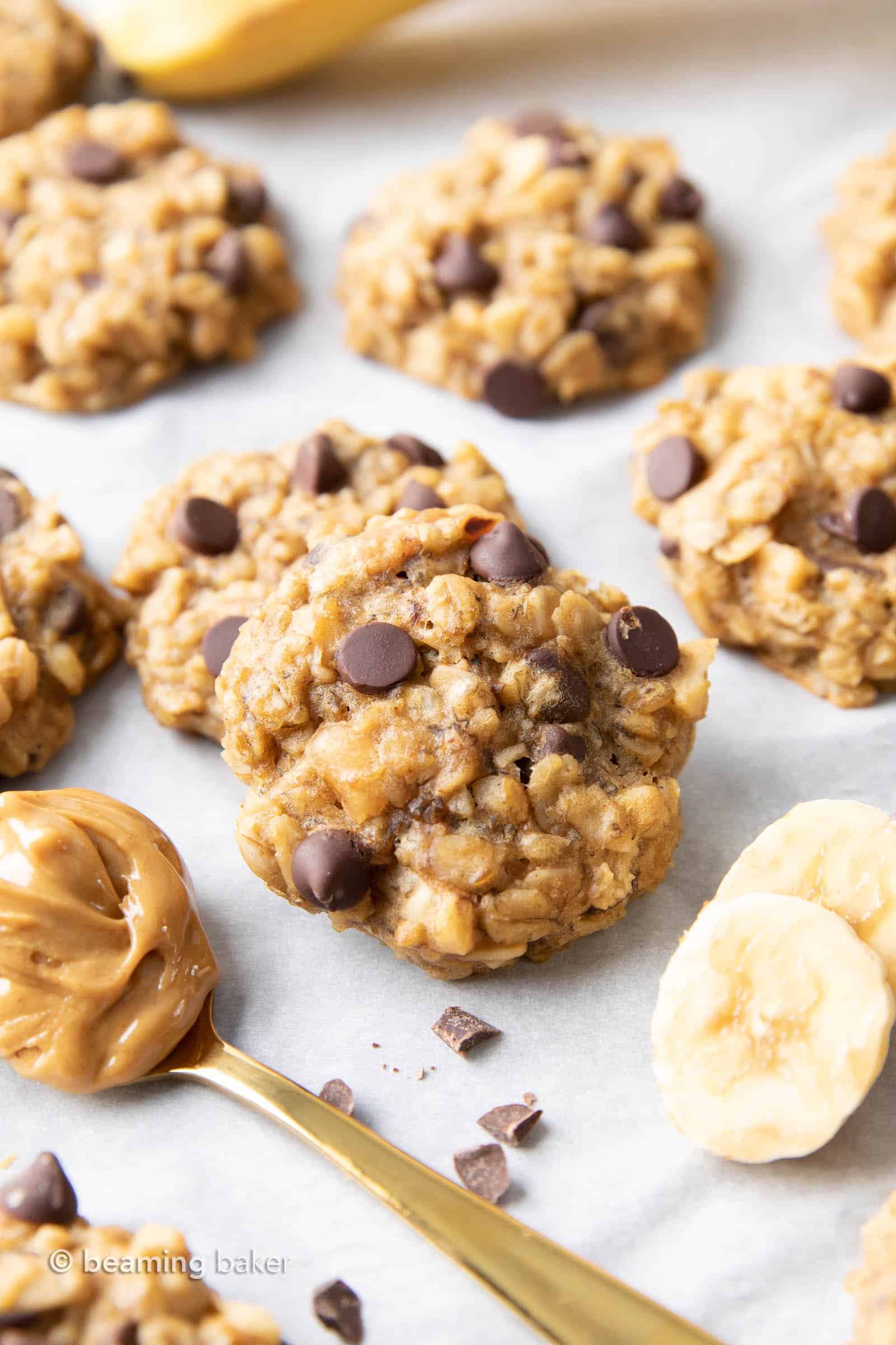 Peanut Butter Banana Oatmeal Cookies: quick ‘n easy healthy peanut butter banana oatmeal cookies! Bursting with delicious peanut butter and banana flavors. #OatmealCookies #PeanutButter #Banana #Healthy | Recipe at BeamingBaker.com