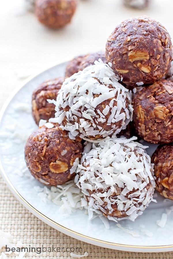 Raw Chocolate Macaroons: A quick recipe for soft, chewy and indulgent raw chocolate macaroon bites. Vegan, gluten-free and delicious. BEAMINGBAKER.COM